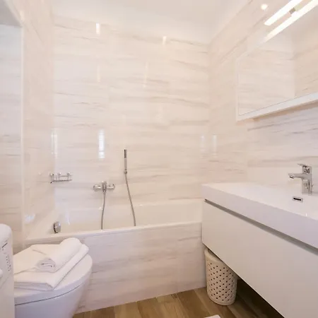 Evelyn Terrazzo Apartment